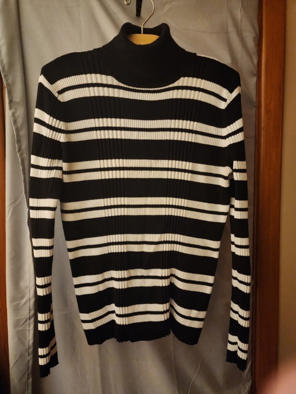 United States Sweaters Women’s Medium Black Ivory Striped Ribbed Turtleneck